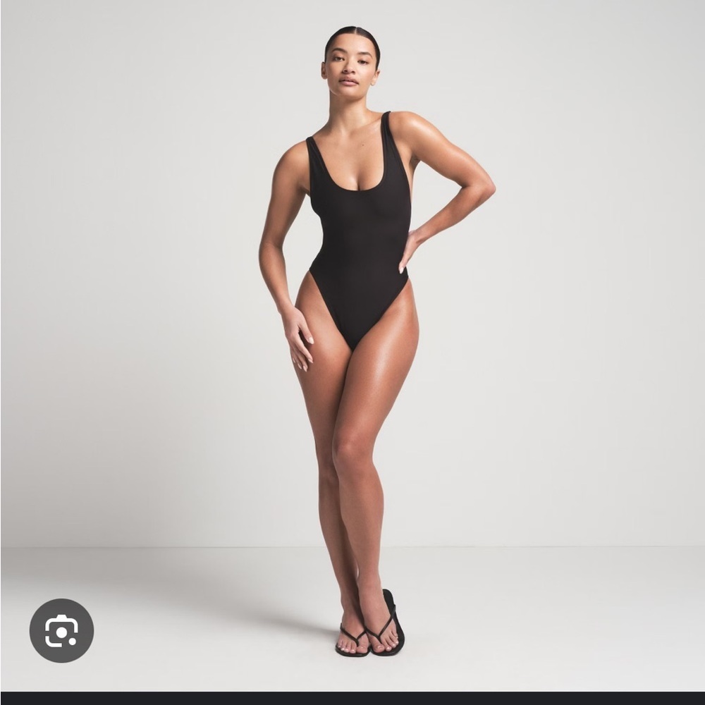 SKIMS SIGNATURE SWIM SCOOP NECK ONE PIECE